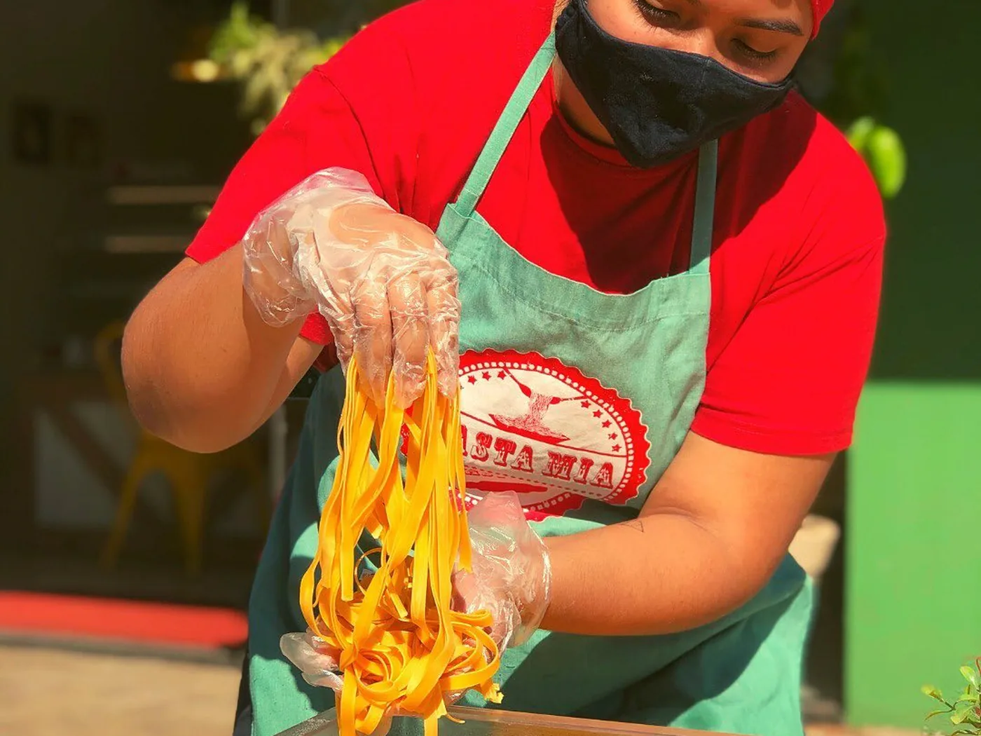 Massa fresca sendo preparada na cozinha